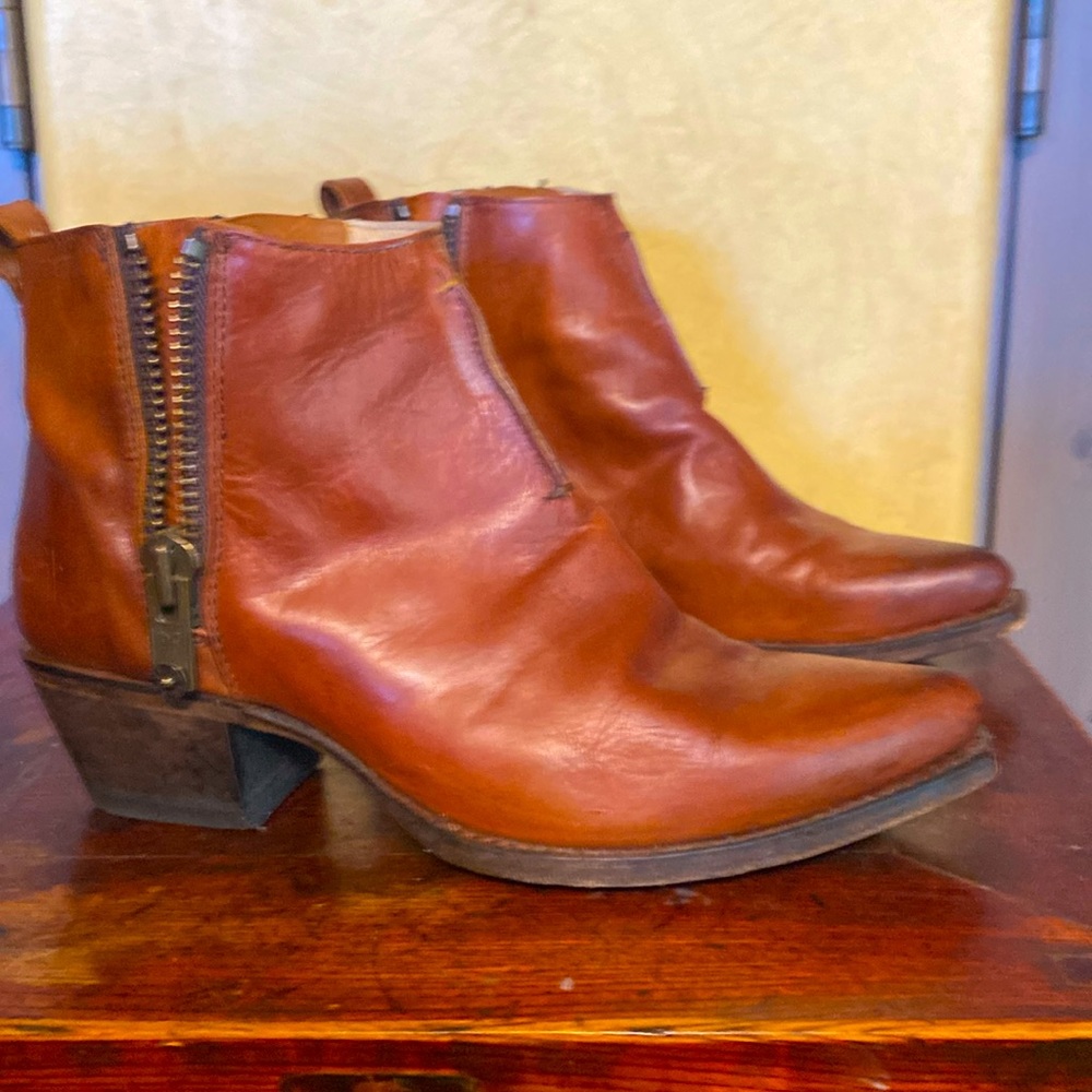 Frye brown leather western ankle boot size 8